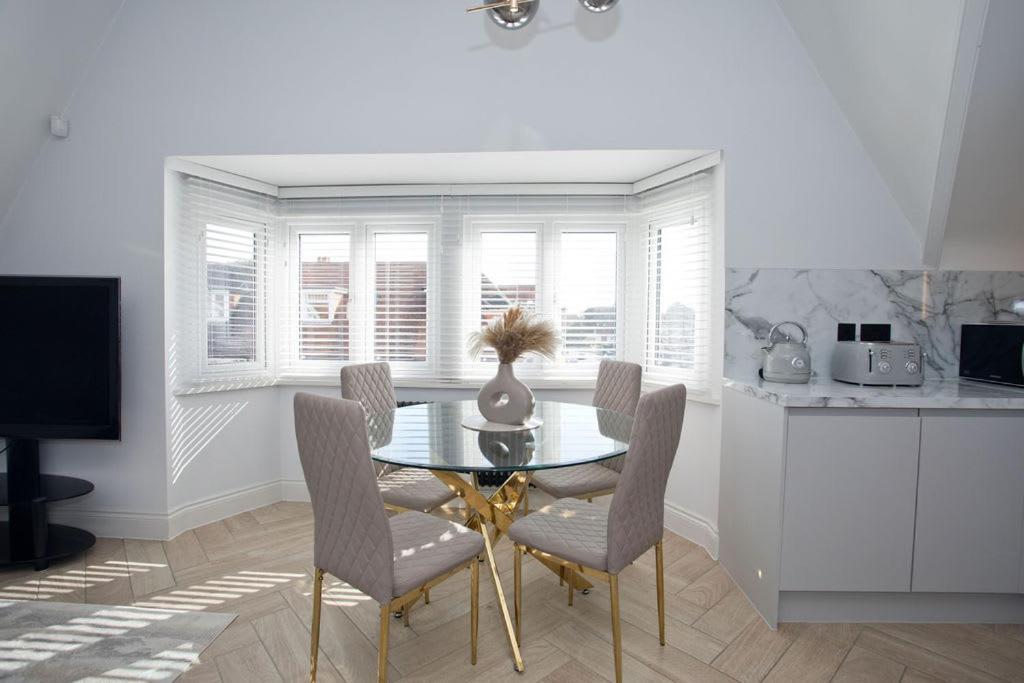 Ultra Stylish Apt Set In An Affluent Location Poole Ngoại thất bức ảnh