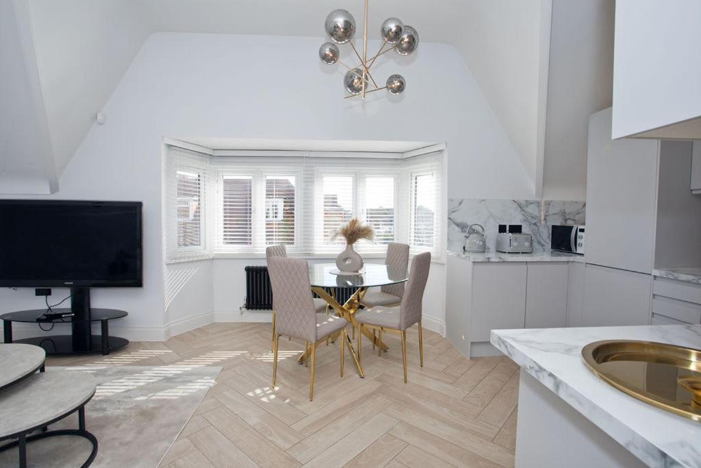 Ultra Stylish Apt Set In An Affluent Location Poole Ngoại thất bức ảnh